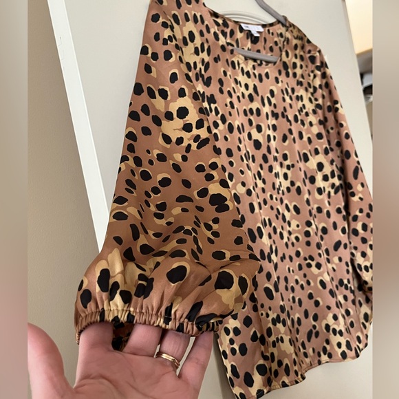 DR2 Designer Satin Tan and Black Pattern Print Blouse Women’s Size Large - Picture 8 of 16